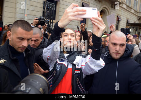 Gigi Hadid si diparte dalla presentazione TOMMYXGIGI dotate: Gigi Hadid Dove: Milano, Italia Quando: 24 Feb 2018 Credit: IPA/WENN.com * * disponibile solo per la pubblicazione in UK, USA, Germania, Austria, Svizzera** Foto Stock