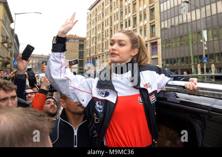 Gigi Hadid si diparte dalla presentazione TOMMYXGIGI dotate: Gigi Hadid Dove: Milano, Italia Quando: 24 Feb 2018 Credit: IPA/WENN.com * * disponibile solo per la pubblicazione in UK, USA, Germania, Austria, Svizzera** Foto Stock