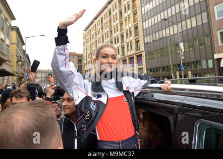 Gigi Hadid si diparte dalla presentazione TOMMYXGIGI dotate: Gigi Hadid Dove: Milano, Italia Quando: 24 Feb 2018 Credit: IPA/WENN.com * * disponibile solo per la pubblicazione in UK, USA, Germania, Austria, Svizzera** Foto Stock