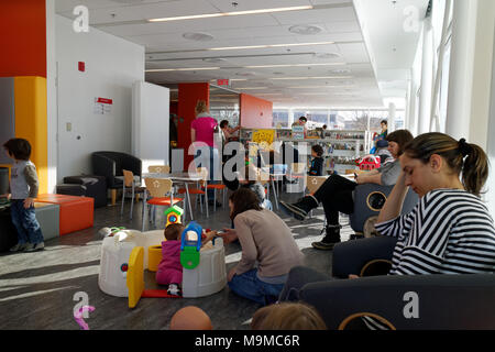 Le mamme con i loro bambini in un'area di gioco all'interno di una biblioteca pubblica nella città di Québec, Canada Foto Stock