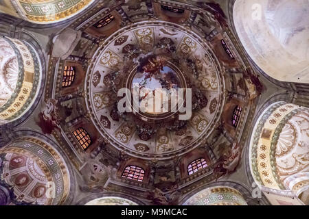 RAVENNA, Italia - 16 febbraio 2018: dettaglio interno della Basilica di San Vitale a Ravenna, Italia. È uno dei più importanti esempi di inizio di Cristo Foto Stock