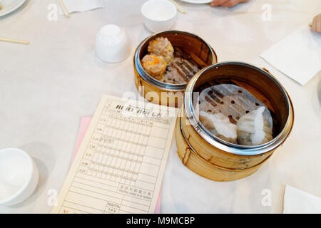 Un piatto cinese nel suo cesto di vimini nel famoso dim sum ristorante Rosso rubino a Montreal chinatown Foto Stock
