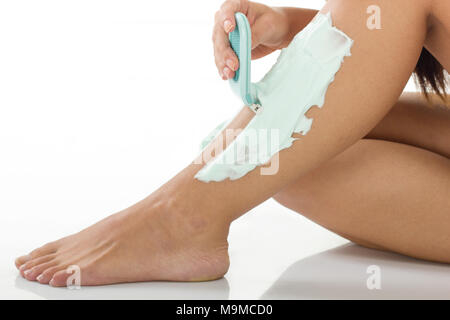 Donna gambe di rasatura close up Foto Stock