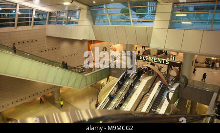 Hong Kong, Cina - 1 Gennaio 2016: Una moderna scala mobile nel grande centro dello shopping di Hong Kong. Shopping abitanti e turisti. Foto Stock