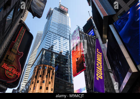 Vista verso l'alto di architettura e tabelloni elettronici in Times Square NYC, STATI UNITI D'AMERICA Foto Stock