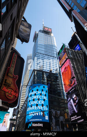 Vista verso l'alto di architettura e tabelloni elettronici in Times Square NYC, STATI UNITI D'AMERICA Foto Stock