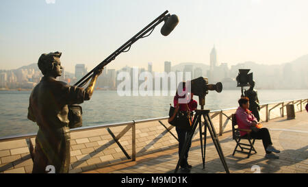 Hong Kong, Cina - 1 Gennaio 2016: Avenue of Stars sull isola di Kowloon in Hong Kong. La Hong kong industria cinematografica è un famoso punto di riferimento della città. Sculture di persone che prendono un film. Foto Stock