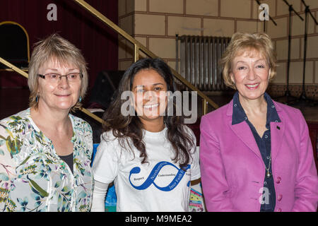 I partecipanti in una giornata internazionale della donna evento con la locale MP Andrea Leadsom sulla destra; Northampton Guildhall, UK. Foto Stock