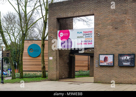 Ingresso alla Errol Flynn Filmhouse e ingresso posteriore al Royal & Derngate Theatre, Northampton, Regno Unito Foto Stock