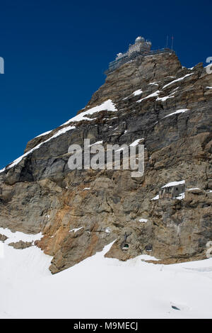 La Sfinge con il suo osservatorio appollaiato sulla sua cima alta al di sopra del ghiacciaio Jungfraufirn: Bernses bernese, Svizzera Foto Stock