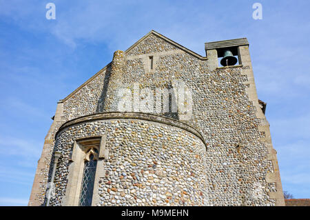 Una vista del ricostruito west end della chiesa parrocchiale di San Nicola a Dilham, Norfolk, Inghilterra, Regno Unito, Europa. Foto Stock