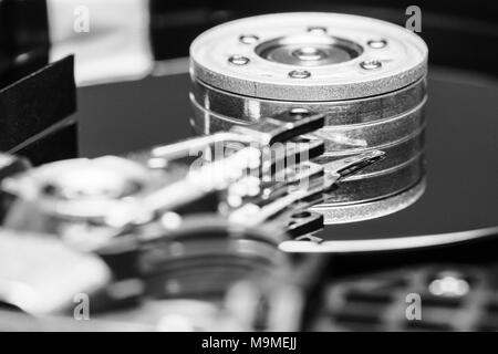 Unità disco rigido interno di close-up, mandrino, braccio attuatore, leggere testa di scrittura, piatto Foto Stock