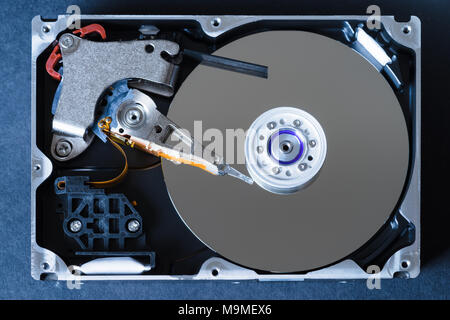 Unità disco rigido con coperchio asportato, HDD interno vista piana, mandrino, braccio attuatore, leggere testa di scrittura, piatto, cavo a nastro. Foto Stock