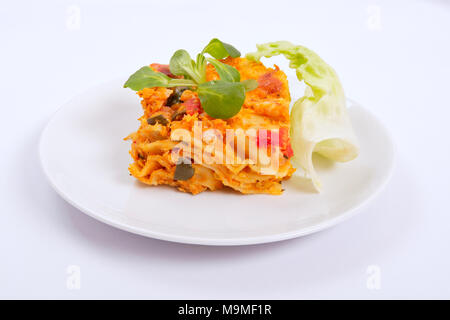 Lasagne con cavolfiore su sfondo bianco Foto Stock