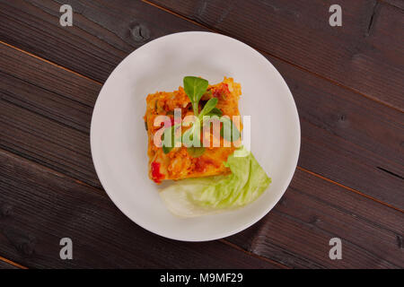 Lasagne con cavolfiore su un tavolo di legno Foto Stock