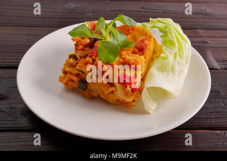 Lasagne con cavolfiore su un tavolo di legno Foto Stock