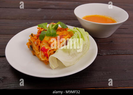 Lasagne con cavolfiore su un tavolo di legno Foto Stock