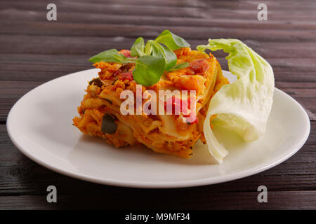 Lasagne con cavolfiore su un tavolo di legno Foto Stock