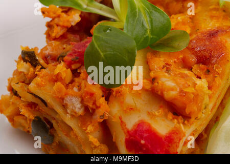 Lasagne con cavolfiore su un tavolo di legno Foto Stock