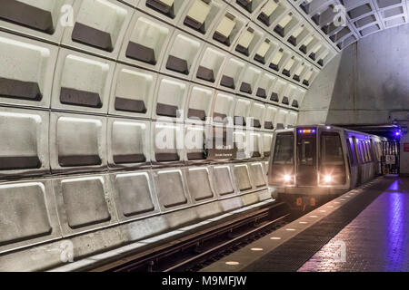 Washington, DC - a Washington la metropolitana treno arriva presso il Centro Federale SW station. Foto Stock