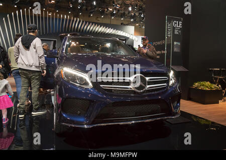 Toronto, Canada - 2018-02-19: i visitatori del 2018 Canadian International AutoShow accanto alla Mercedes GLE premium SUV visualizzato sull'esposizione Mercedes-Benz Foto Stock
