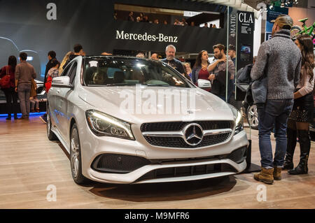 Toronto, Canada - 2018-02-19: i visitatori del 2018 Canadian International AutoShow accanto alla Mercedes CLA 4 porte Coupé visualizzato sull'esposizione Mercedes-Benz Foto Stock
