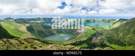 Crater e Valley Road attraverso il vulcano paese: Lagoa Santiago, Azul e Verde come pure l'oceano sono inclusi in questa vista in dettaglio dalla fine del sentiero viewpoint. Foto Stock