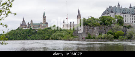 Il Parlamento europeo, il blocco West e la Corte Suprema da Victoria Island: una vista del centro di Ottawa da monte isola al centro del fiume Ottawa. Foto Stock