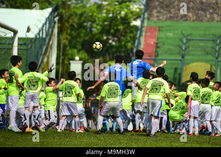 Cinque giocatori di calcio indonesiano club di Persib Bandung giocare contro 85 bambini in un match di esibizione per festeggiare il suo ottantacinquesimo anniversario. Foto Stock