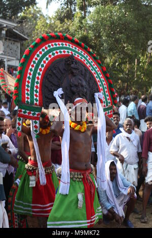 Puthan e thira,un ritualismo forma d'arte del Kerala,durante un festival tempio.it rappresenta il signore Shiva e kali Foto Stock