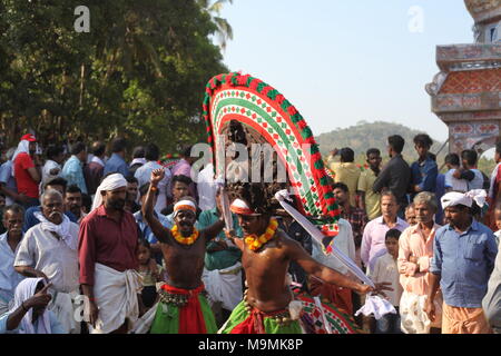 Puthan e thira,un ritualismo forma d'arte del Kerala,durante un festival tempio.it rappresenta il signore Shiva e kali Foto Stock