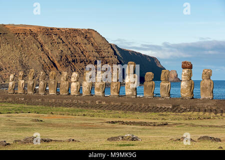 Figure in pietra, gruppo di Moais, Ahu Tongariki, Isola di Pasqua, Cile Foto Stock