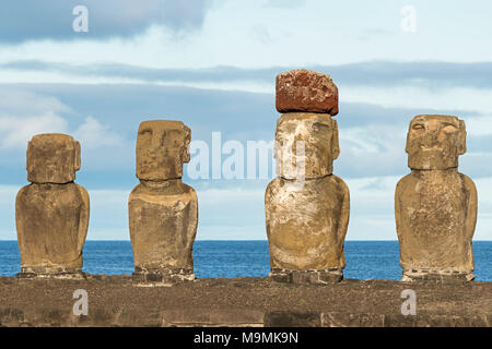 Figure in pietra, gruppo di Moais, Ahu Tongariki, Isola di Pasqua, Cile Foto Stock