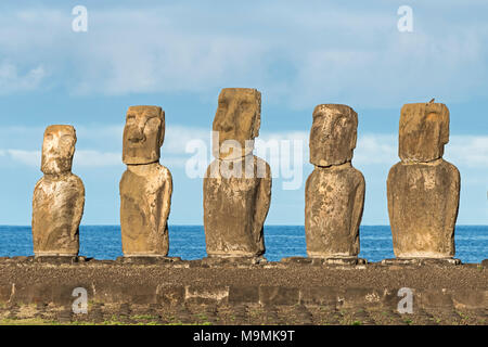 Figure in pietra, gruppo di Moais, Ahu Tongariki, Isola di Pasqua, Cile Foto Stock