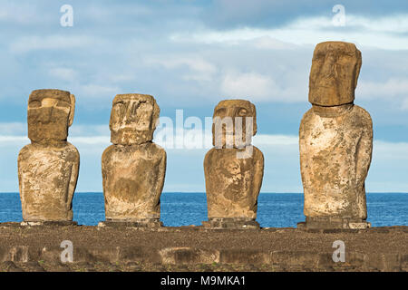 Figure in pietra, gruppo di Moais, Ahu Tongariki, Isola di Pasqua, Cile Foto Stock