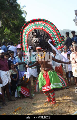 Puthan e thira,un ritualismo forma d'arte del Kerala,durante un festival tempio.it rappresenta il signore Shiva e kali Foto Stock