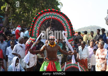 Puthan e thira,un ritualismo forma d'arte del Kerala,durante un festival tempio.it rappresenta il signore Shiva e kali Foto Stock