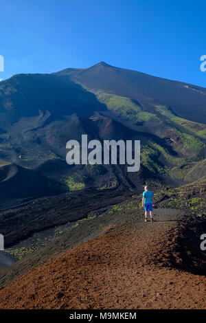 Gli escursionisti presso il cratere Silvestri, paesaggio vulcanico, vulcano Etna, provincia di Catania, Silzilia, Italia Foto Stock