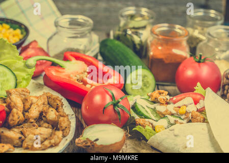 Kebab con pollo e verdure, cucina casalinga ricetta Foto Stock