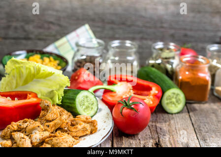 La preparazione di tortilla con le strisce di pollo e verdure, cucina casalinga ricetta Foto Stock