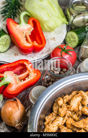 La preparazione di tortilla con carne alla griglia e insalate di verdure, cucina casalinga ricetta, cucina messicana Foto Stock