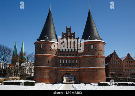 Holstentor in inverno nella neve, Salzspeicher e chiesa di San Petri, Lubecca, Schleswig-Holstein, Germania Foto Stock