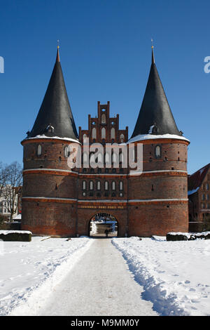 Holstentor in inverno nella neve, Lubecca, Schleswig-Holstein, Germania Foto Stock