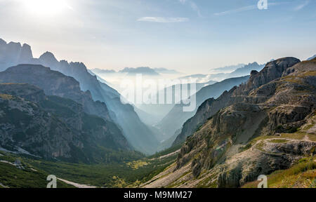 Sagome di montagna, la vista della valle verso Giralba, sentiero escursionistico attorno alle Tre Cime di Lavaredo, Dolomiti di Sesto Foto Stock