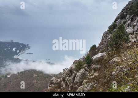 Crimea, il litorale del Mar Nero. Rocce e nuvole. Paesaggio di Laspi nella nebbiosa mattina di primavera Foto Stock