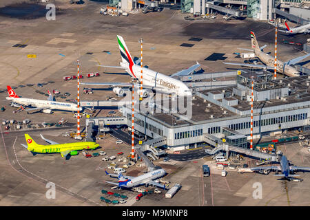 Terminale con aeromobili, varie compagnie aeree, l'aeroporto di Düsseldorf, Nord Reno-Westfalia, Germania Foto Stock