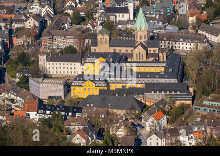 Vista aerea, Folkwang Università delle Arti con la Basilica di San Ludgerus, Essen-Werden, Essen, Nord Reno-Westfalia, Germania Foto Stock