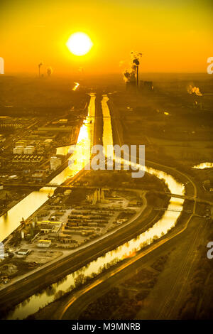 Lippe e Datteln-Hamm canal con porta posteriore, RWE di centrali elettriche a carbone al tramonto, Hamm, Nord Reno-Westfalia, Germania Foto Stock