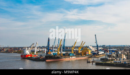 Dal porto di Amburgo sul fiume Elba, contenitore di nave è in corso di caricamento, terminale per contenitori, contenitore di gru, Amburgo, Germania Foto Stock
