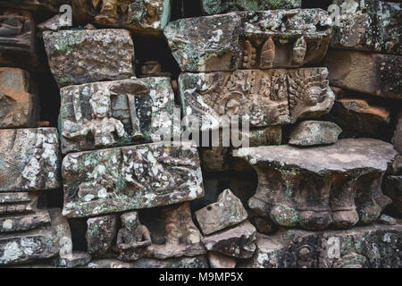 Pietre con pietra a rilievo a un tempio rovina, dettaglio, Parco Archeologico di Angkor, provincia di Siem Reap Cambogia, Foto Stock